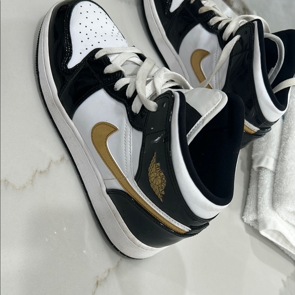 Jordan Kids Sneakers Black White Gold - Picture 3 of 3